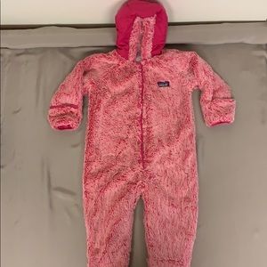 Patagonia 18M baby conejito bunting with snaps